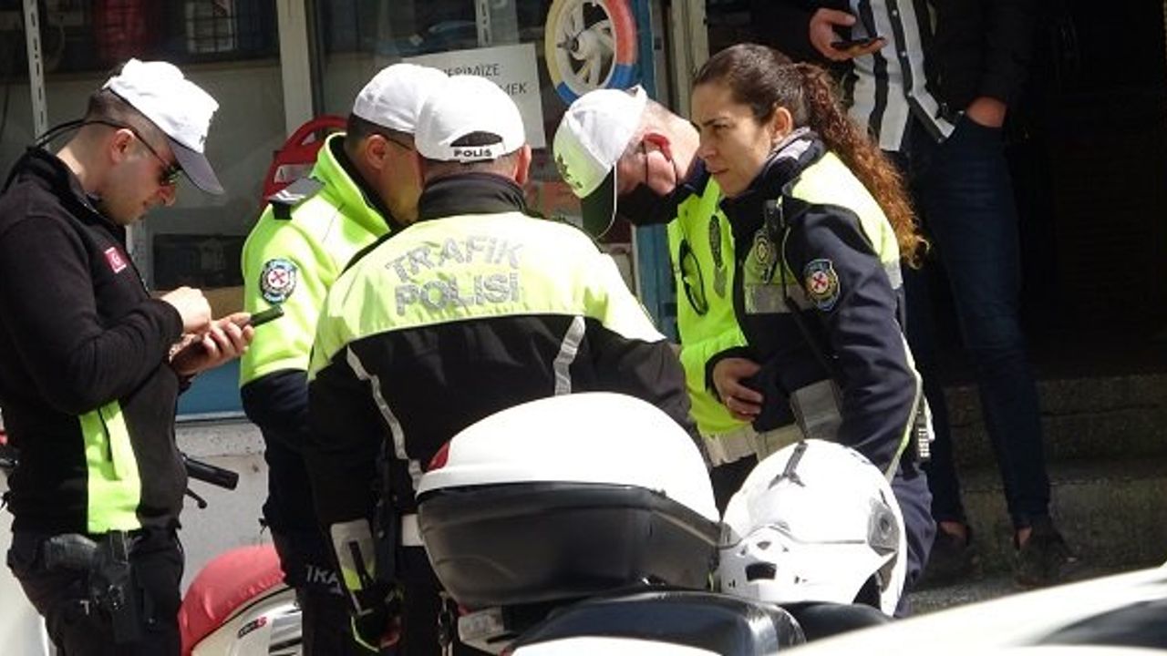 Denizli Pamukkale’de dur ihtarına uymayan sürücü kadın polisi sürükledi