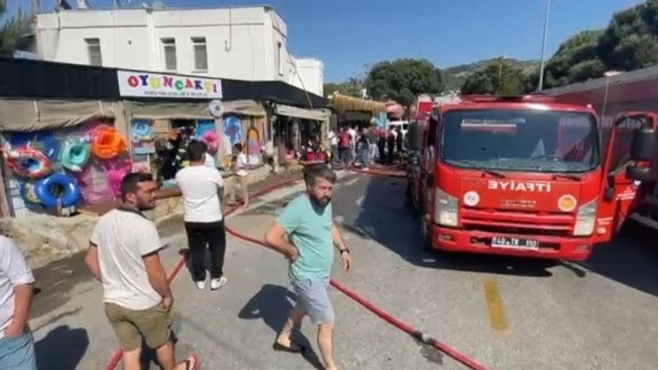 Muğla Bodrum Gündoğan Mahallesi yangın Şehit Uğur Öztop Caddesi’nde işyerleri yandı