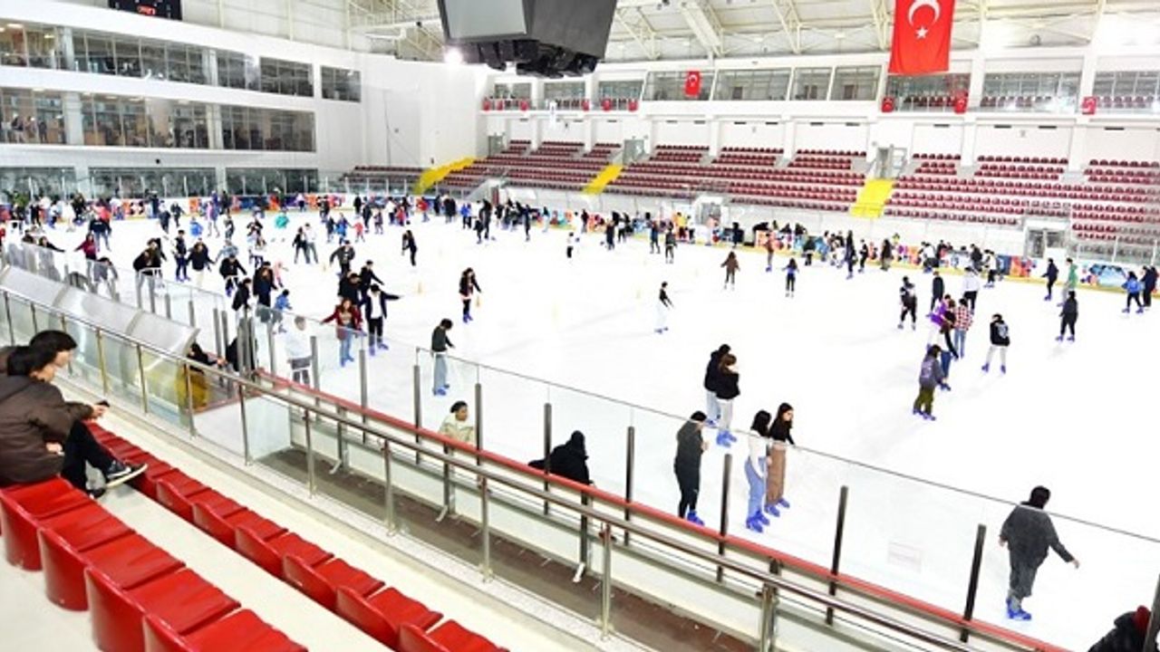 İzmir Bornova Aşık Veysel Rekreasyon Alanı Buz Pisti öğrencilerle doldu