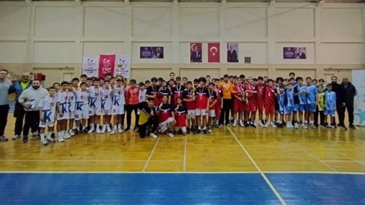İzmir Okul Sporları Hentbol Yıldız İl Birinciliği müsabakaları yapıldı