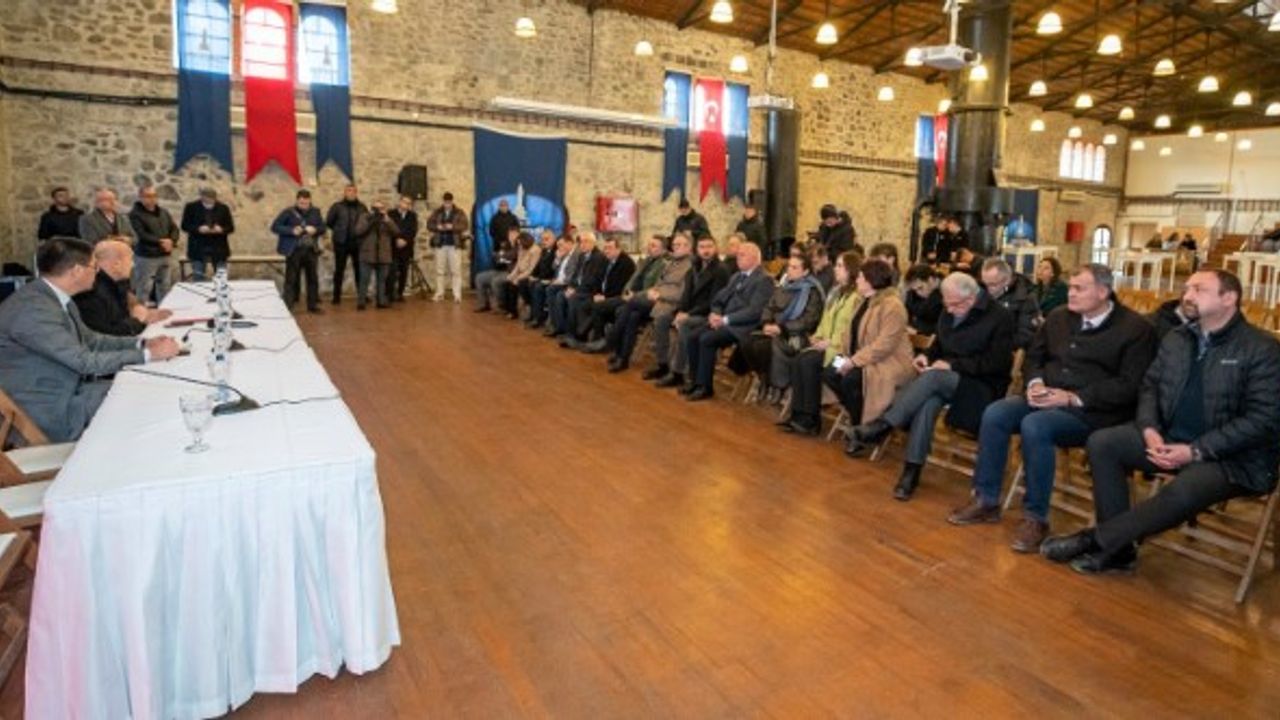 Deprem yardım kampanyası için İzmir’de belediye başkanları bir araya geldi