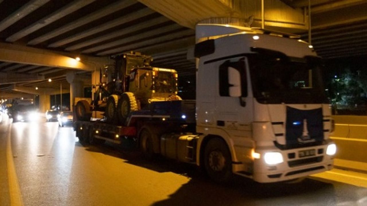 İzmir Büyükşehir Belediyesi iş makinelerini deprem bölgesine gönderdi