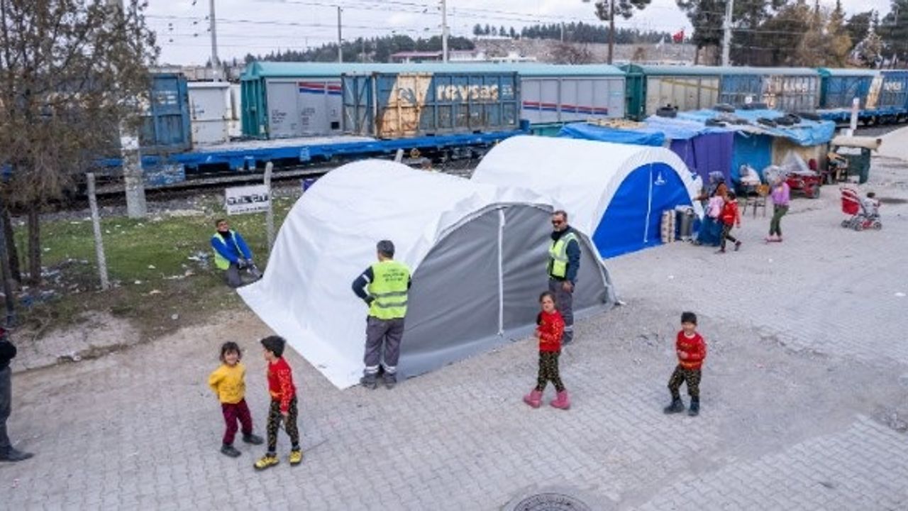 İzmir Büyükşehir Belediyesi Kahramanmaraş’ta 142 sobalı çadır kurdu