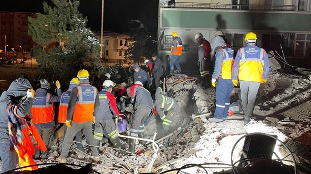 Türkiye’nin dört bir yanından 10 bin madenci deprem bölgesindeydi