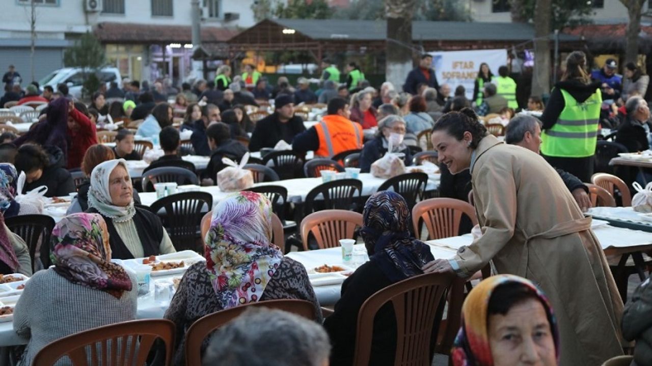 İzmir Efes Selçuk’ta İftar Kart ile Ramazan dayanışması büyüyor