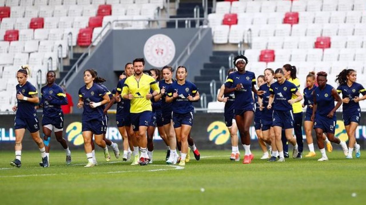 Fenerbahçe Kadın Futbol Takımı 13 oyuncu ile sözleşme yeniledi