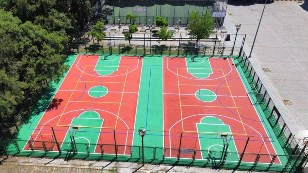 İzmir Atatürk Lisesi açık spor alanları yenilendi