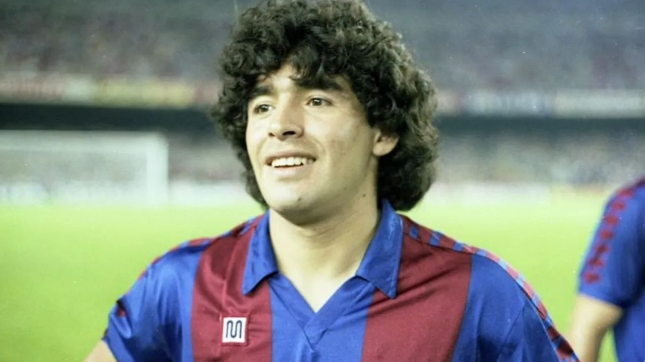 Diego Maradona kariyeri boyunca kaç gol attı hangi takımlarda oynadı aslen nereli kimdir?
