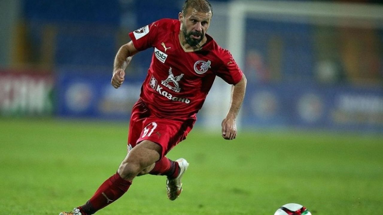 Gökdeniz Karadeniz kariyeri boyunca kaç gol attı hangi takımlarda oynadı aslen nereli kimdir?