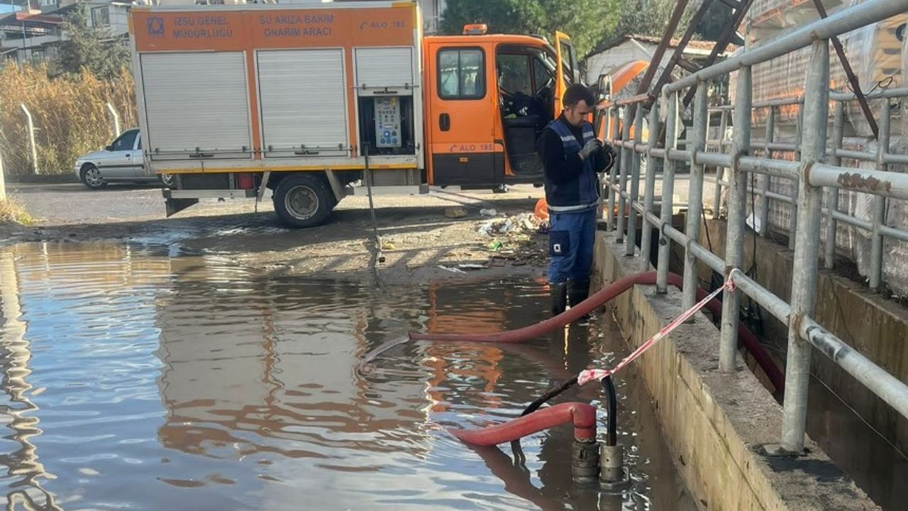 İzmir Dikili’de aşırı yağış, dere ve göleti taşırdı