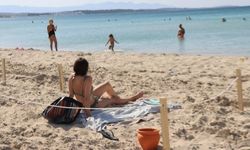Çeşme Ilıca Plajı’nda sosyal mesafeli deniz keyfi