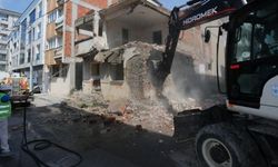 İzmir Konak’ta metruk olarak duran 2 bina daha yıkıldı
