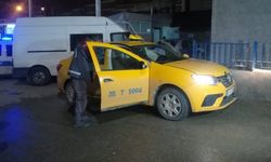 İzmir Buca’da taksi şoförünü bıçaklayıp aracını gasp ettiler