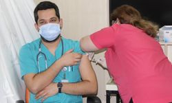 İzmir’de ilk aşılar sağlık çalışanlarına yapılmaya başlandı