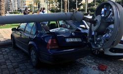 Son Dakika İzmir, Konak’ta aydınlatma direği 5 aracın üzerine düştü