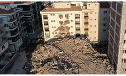 İzmir Karşıyaka Şemikler Mahallesi’nde yıkım yapılırken hasar gören diğer bina mühürlendi