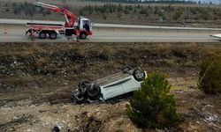 Kütahya Afyon karayolu trafik kazası: Otomobil şarampole devrildi