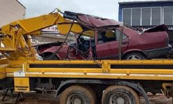 Kütahya Gediz araç sanayi kavşağında trafik kazası: Otomobil dereye uçtu