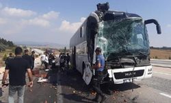 Kütahya Altıntaş Dumlupınar yolunda trafik kazası yolcu otobüsü kamyona çarptı: 8 yaralı
