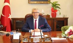 İzmir'de Mehmet Eriş, belediye başkanları sıralamasında zirveyi bırakmadı