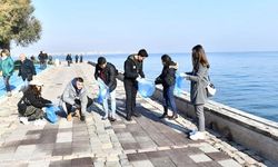İzmir’de iyilik var etkinliğinde Kordon'da kıyı temizliği yapıldı
