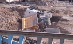 Bornova’da hafriyat kamyonu devrildi: 1 yaralı