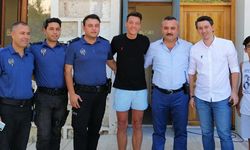 Alaçatı'da tatil yapan Mesut Özil, polis merkezini ziyaret etti