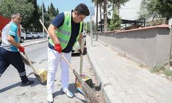 Caddede temizlik yapan Buca Belediye Başkanı, çevredekileri şaşırttı