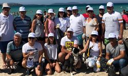 Çeşme'de çevre gönüllüleri, Ilıca Plajı'nı temizledi