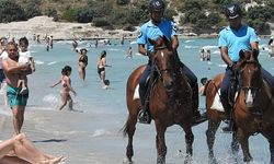 Çeşme plajlarındaki atlı ekipler görenleri şaşırttı