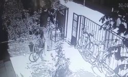 İzmir'de bisiklet hırsızları güvenlik kamerasına takıldı