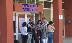 İzmir'de YKS'ye geç kalanlar kapıda gözyaşlarını tutamadı