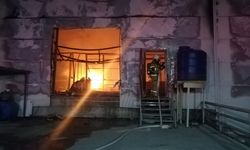İzmir Gaziemir Fatih Mahallesi'nde gece yarısı fabrika yandı
