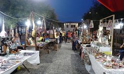 İzmir Yeni Foça gece pazarına yoğun ilgi