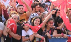 İzmirliler Konak Meydanı’na akın ediyor