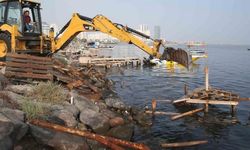 Karşıyaka Bostanlı sahilinde kaçak iskeleler yıkıldı