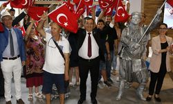 Konak Belediyesi, İzmir Fuarı'nda Türk bayrağı dağıttı