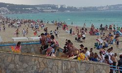 Şiddetli rüzgar, Ilıca Plajı'nda tatil yapanların şemsiyelerini uçurdu
