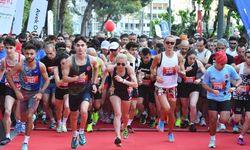 Maraton İzmir Avek 2024 kazananlar ödüllerini aldı
