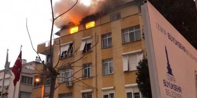 İzmir son dakika yangın: Konak Güzelyalı’da bir bina alev alev yandı