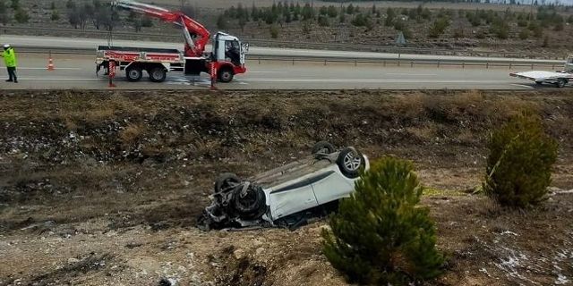 Kütahya Afyon karayolu trafik kazası: Otomobil şarampole devrildi