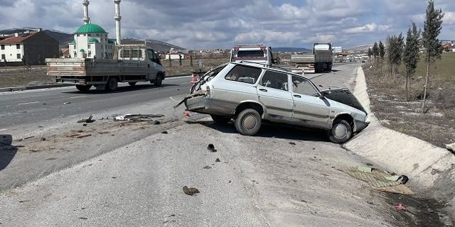 Afyon Emirdağ trafik kazası: Suvermez Köyü Kavşağı trafik kazasında tırla otomobil çarpıştı