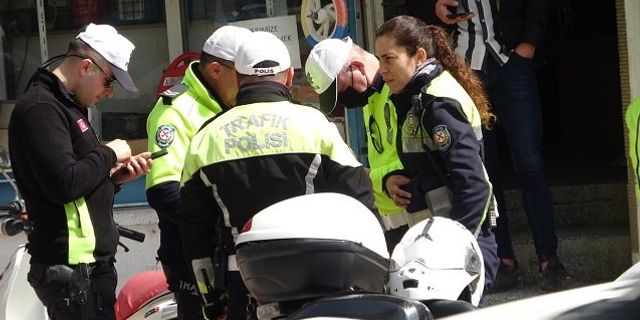 Denizli Pamukkale’de dur ihtarına uymayan sürücü kadın polisi sürükledi