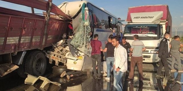 Manisa Turgutlu karayolu trafik kazası: İşçi servisi tıra çarptı, Kamuran Alan öldü, 30 kişi yaralandı
