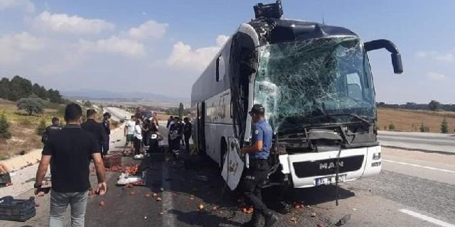 Kütahya Altıntaş Dumlupınar yolunda trafik kazası yolcu otobüsü kamyona çarptı: 8 yaralı
