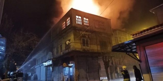 Manisa Şehzadeler Çarşı Mahallesi çarşıda yangın