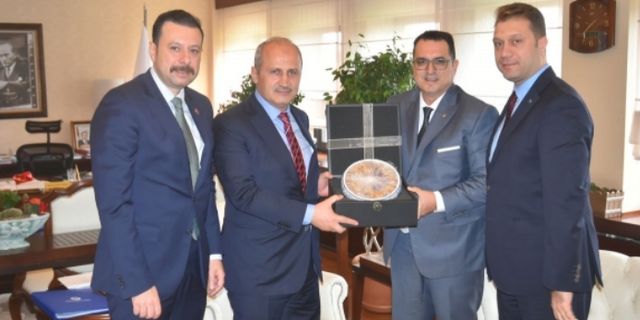 İzmir Ticaret Odası heyeti Bakan Mehmet Cahit Turhan’la görüştü