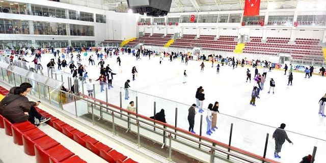 İzmir Bornova Aşık Veysel Rekreasyon Alanı Buz Pisti öğrencilerle doldu