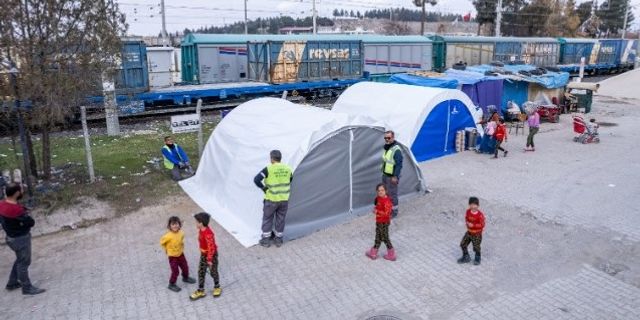 İzmir Büyükşehir Belediyesi Kahramanmaraş’ta 142 sobalı çadır kurdu