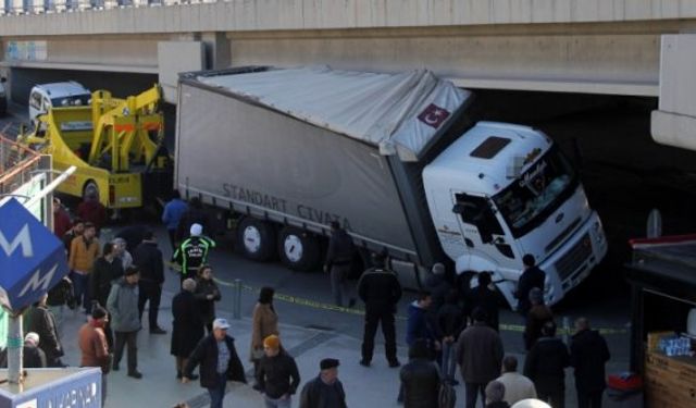 İzmir Konak Halkapınar'da kaza: TIR köprüye çarptı